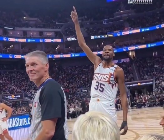  佩頓：兄弟你要上天？KD：你跟我這么大的時候已經(jīng)是球隊第8人了