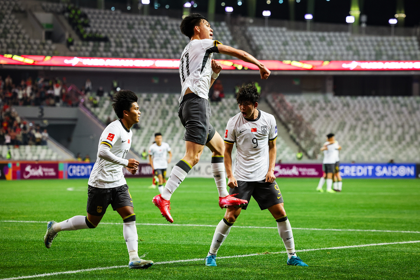  全面壓制！國青半場控球率高達7成，射門比9-3，造對方3張黃牌