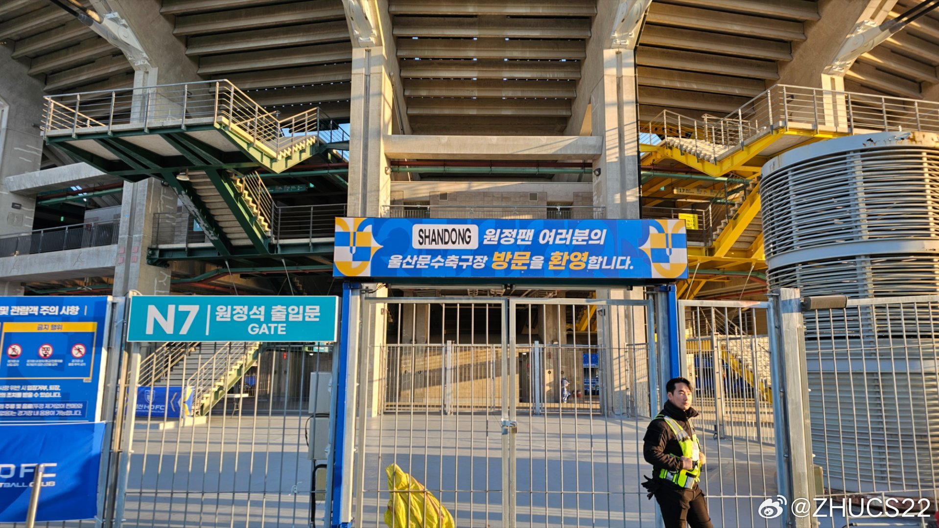  博主：蔚山現(xiàn)場工作人員、轉(zhuǎn)播車、安保在準(zhǔn)備撤場，場外一片安靜