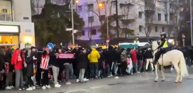  馬競球迷進(jìn)入伯納烏時向人群投擲雜物，導(dǎo)致安保對其進(jìn)行脫鞋檢查