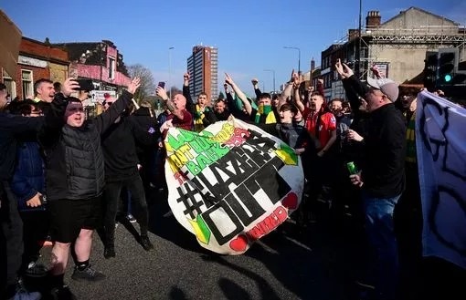  曼晚：約5000曼聯(lián)球迷賽前抗議格雷澤家族，打出多個標(biāo)語橫幅