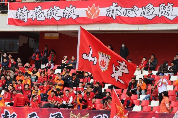 主場(chǎng)上萬名球迷的吶喊助威，給山東體彩女足征戰(zhàn)女超增添了能量與動(dòng)力