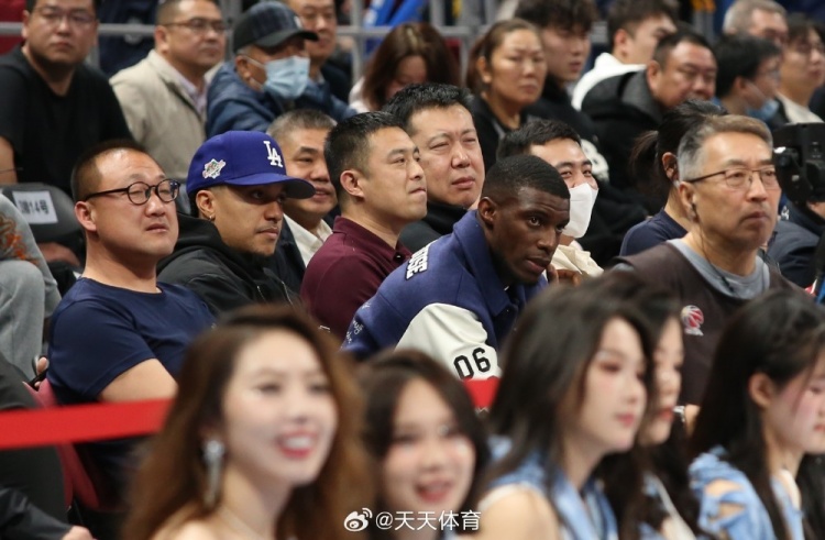 真籃球迷！國(guó)安外援法比奧攜玉昆外援科斯塔來(lái)到五棵松觀戰(zhàn)CBA