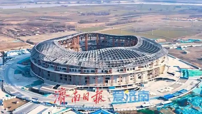  魯媒：戴上1.6萬噸“鋼鐵巨冠”，黃河體育中心球場(chǎng)完成屋蓋施工