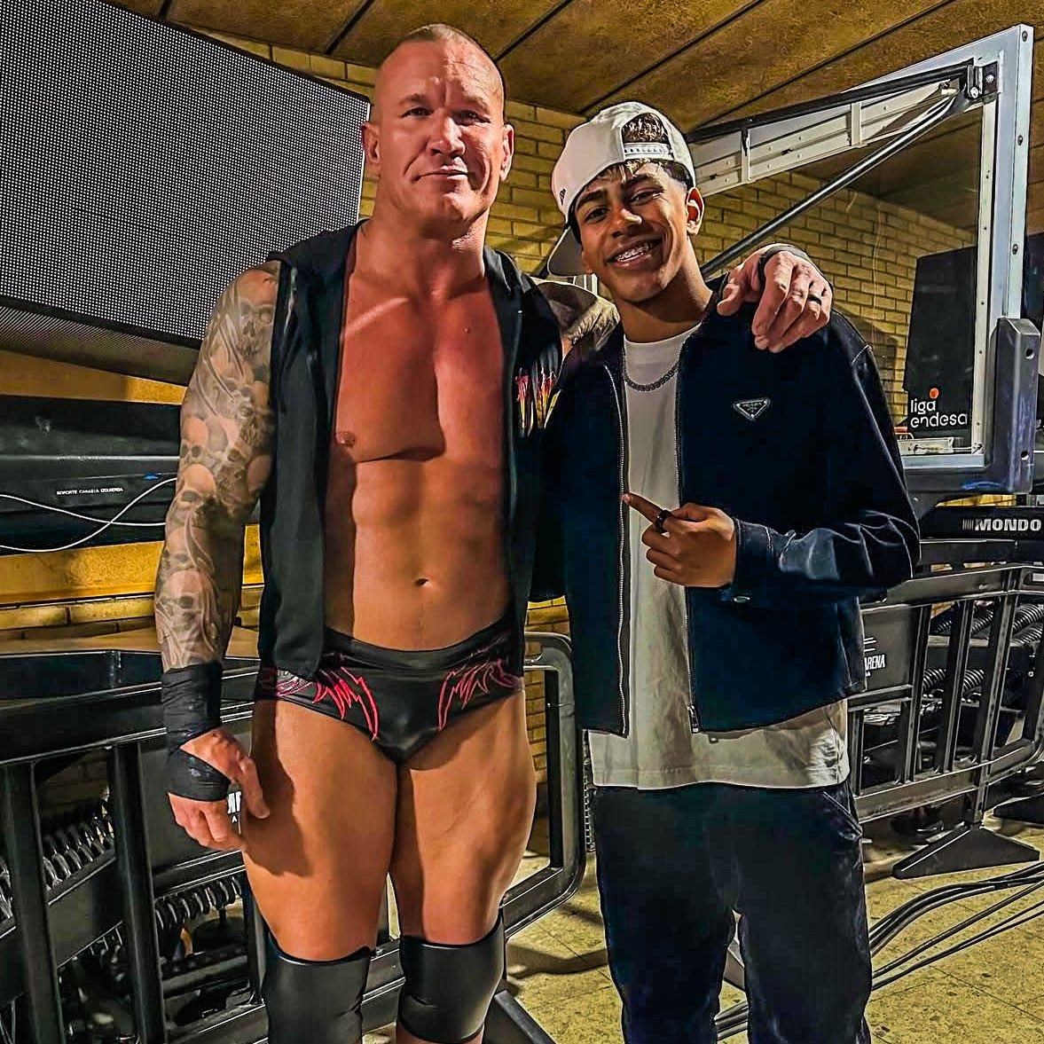  小心RKO！亞馬爾現(xiàn)場觀戰(zhàn)WWE，和奧爾頓、Triple H等合影