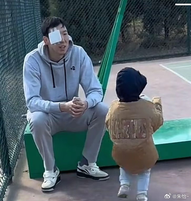  顧家好男人！記者曬出周琦手術(shù)后回歸家庭帶娃照片