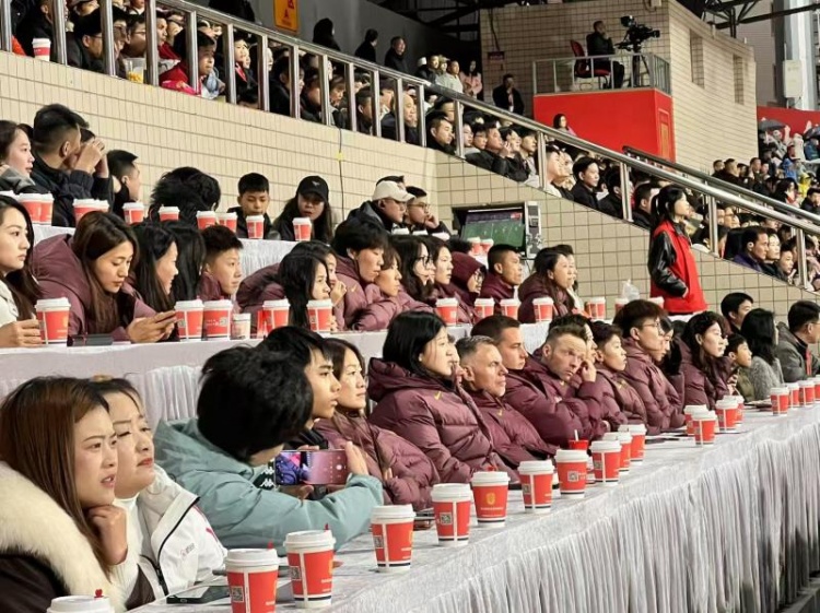  北青體育：中國女足現(xiàn)身中甲賽場，觀看重慶銅梁龍vs遼寧鐵人